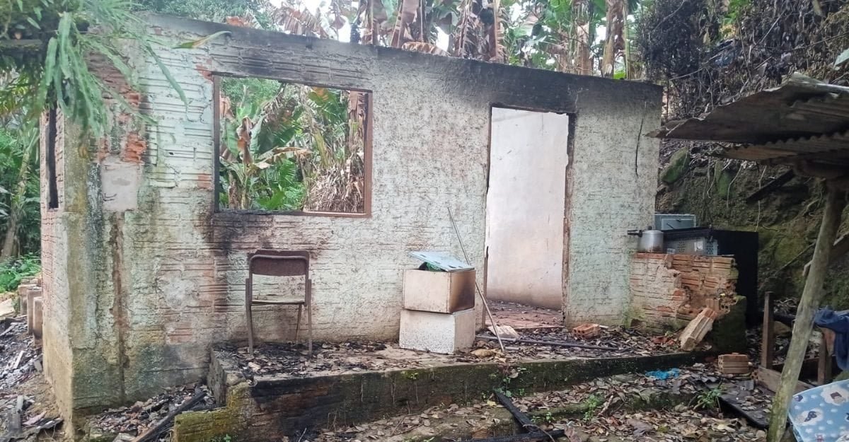 Incêndio destrói casa em Santa Catarina, mas Bíblia permanece intacta