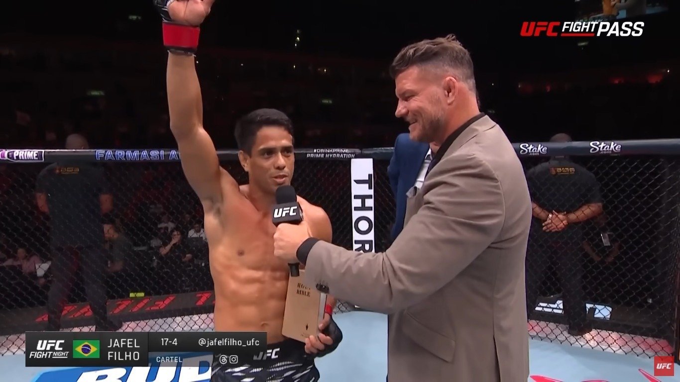 Lutador prega com Bíblia no UFC Rio: “Jesus está voltando! Desperta, Brasil!”