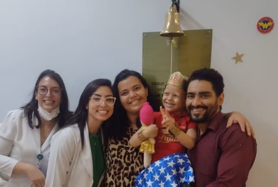 “Deus me mostrou que o impossível pode acontecer”, diz mãe de menina que venceu 2 cânceres