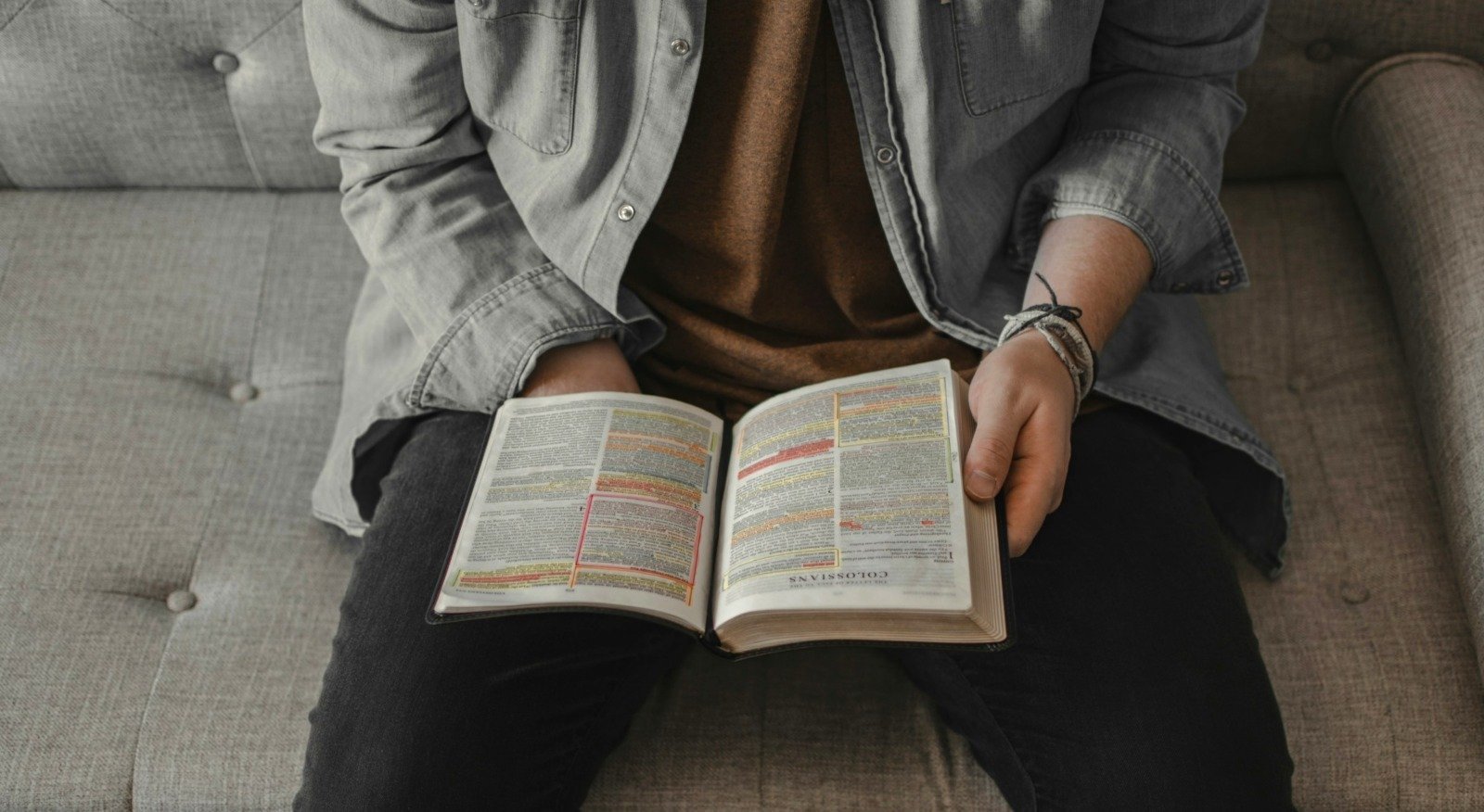 Impulsionada pela Geração Z, venda de Bíblias cresce 41% nos EUA