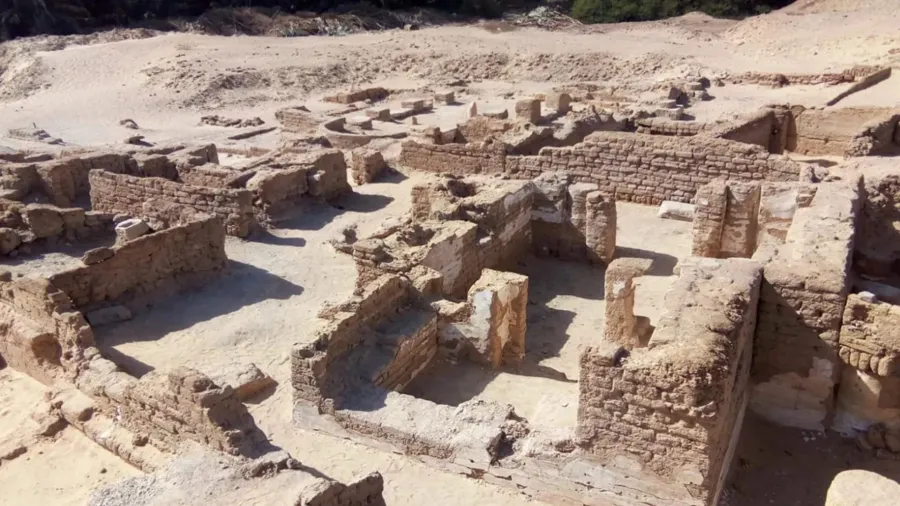 Mural de Jesus curando enfermo e igrejas de 1.600 anos são encontrados no Egito