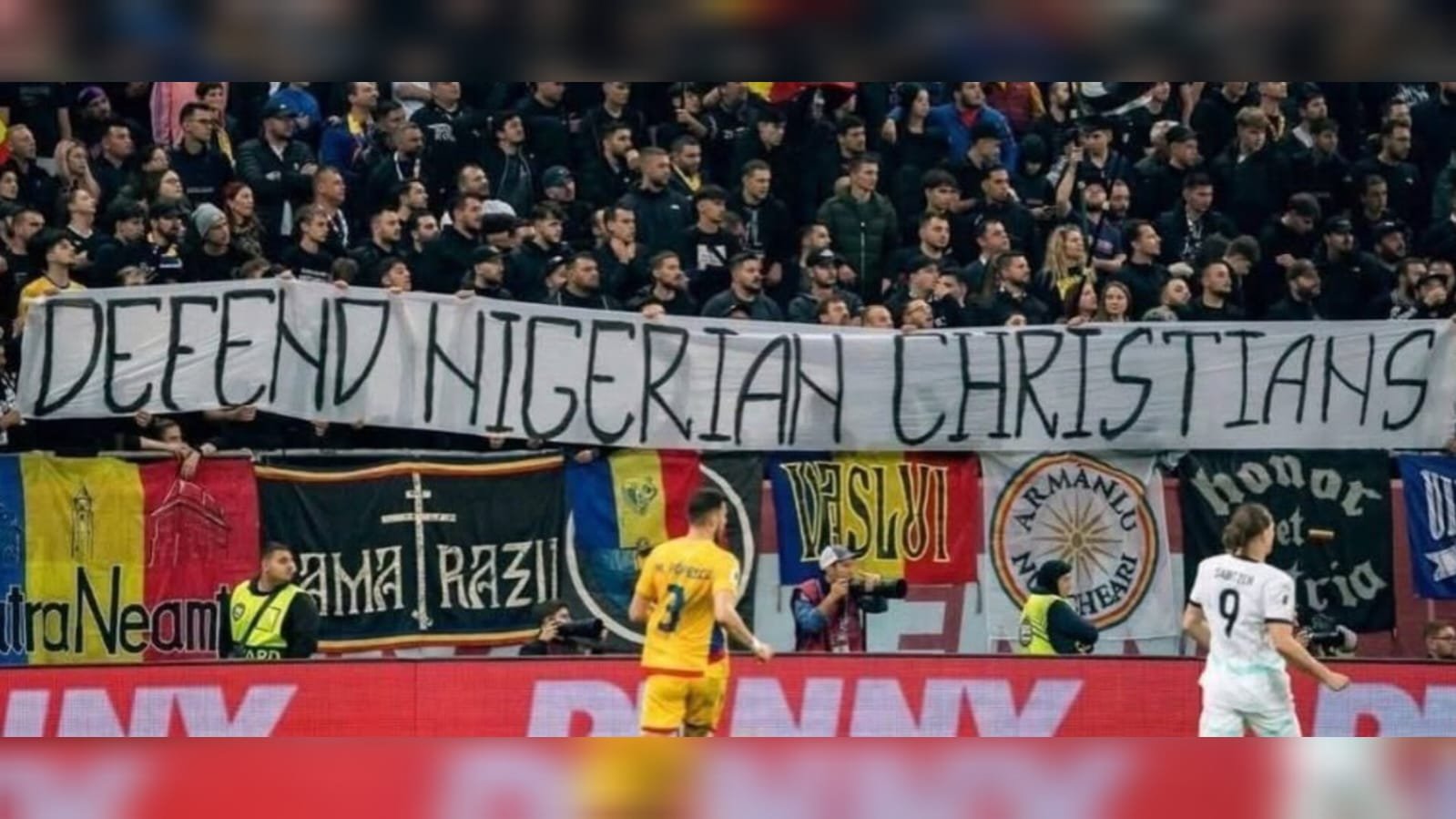 Torcida da Romênia exibe faixa sobre perseguição: “Defenda os cristãos da Nigéria”