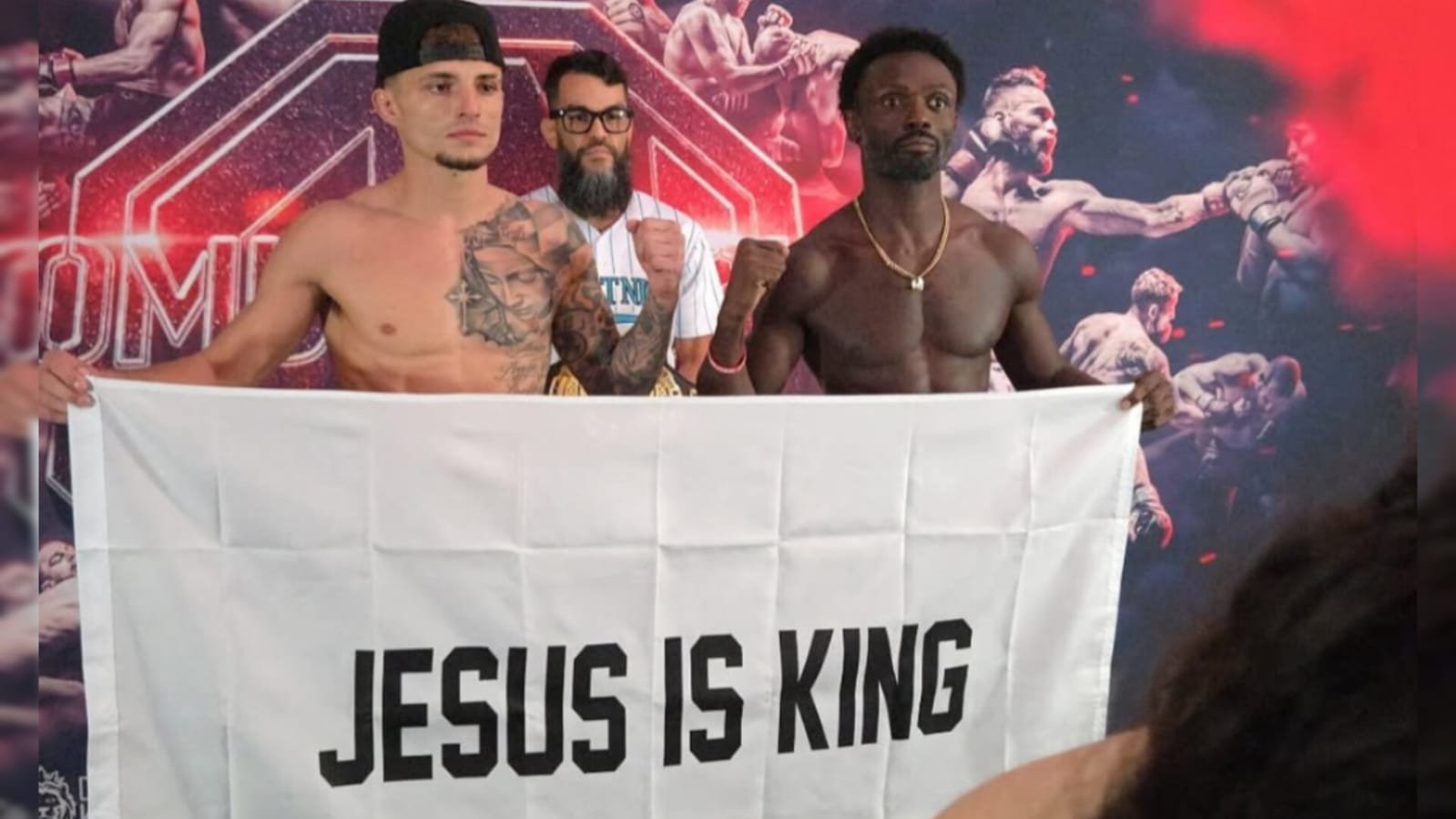 Oponentes exibem juntos faixa “Jesus é Rei” em competição de MMA: “Não somos inimigos”