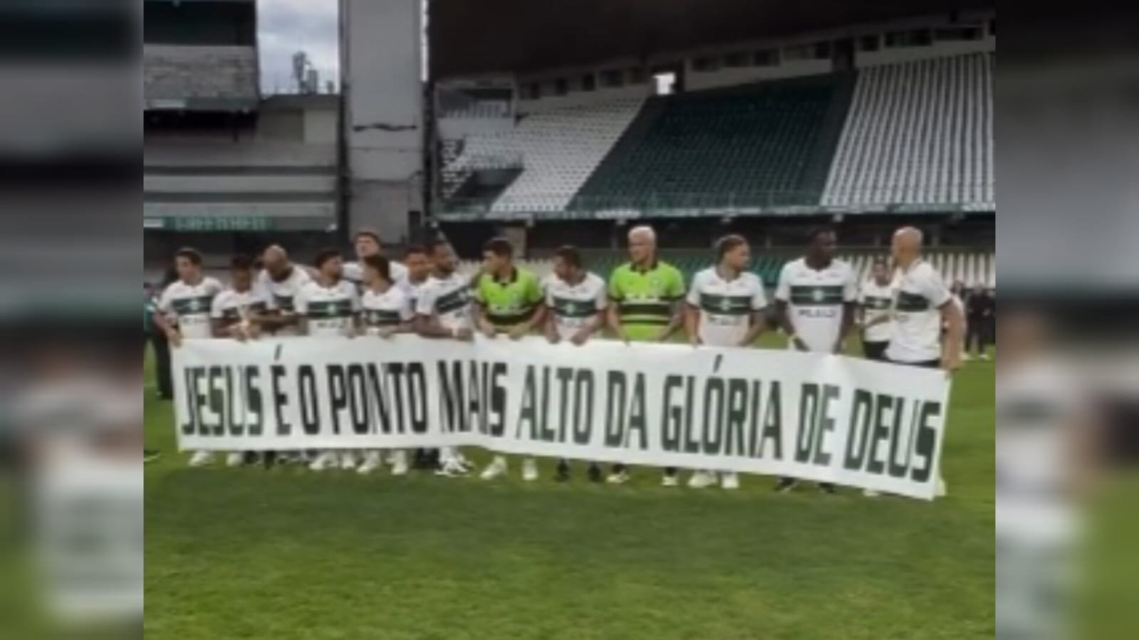 Coritiba comemora título com faixa: “Jesus é o ponto mais alto da glória de Deus”