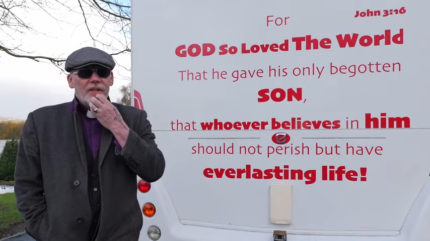 Polícia britânica alerta pastor sobre ‘discurso de ódio’ por exibir versículo em sua van