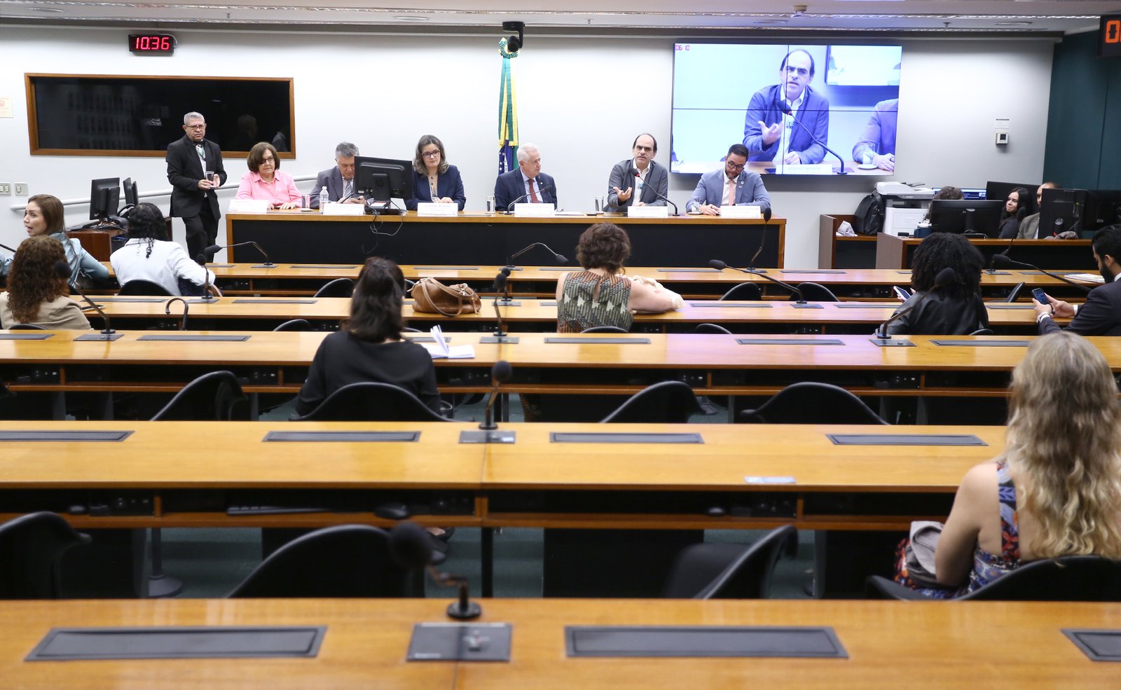 Comissão da Câmara aprova Bíblia em biblioteca de escolas e faculdades públicas