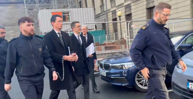 Professor cristão que recusou usar pronome neutro para aluno retorna à prisão pela 3ª vez