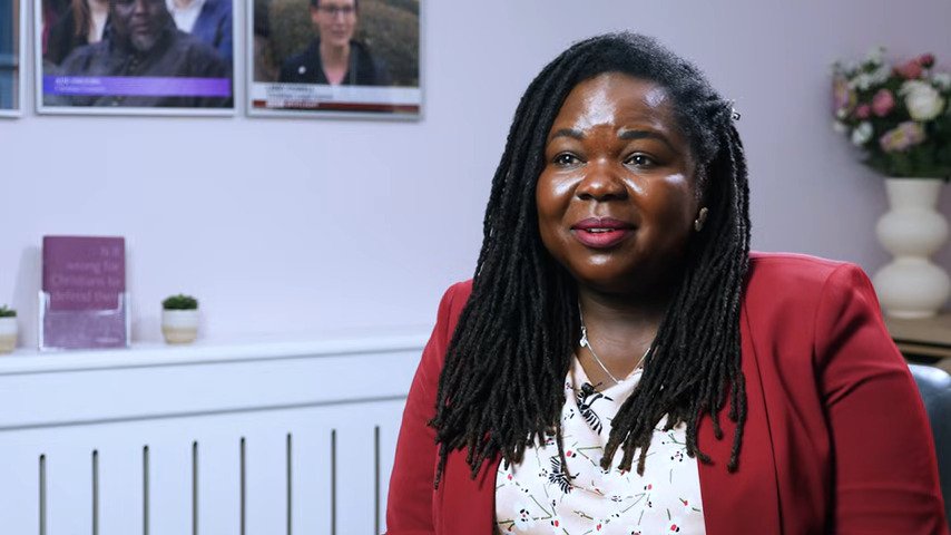 Enfermeira cristã punida por chamar trans de ‘senhor’ é apoiada por deputada britânica