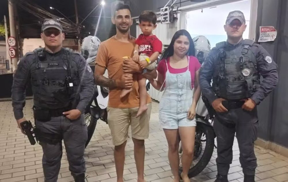 Pai viraliza ao orar enquanto policiais salvam filho de 2 anos engasgado em Sorocaba