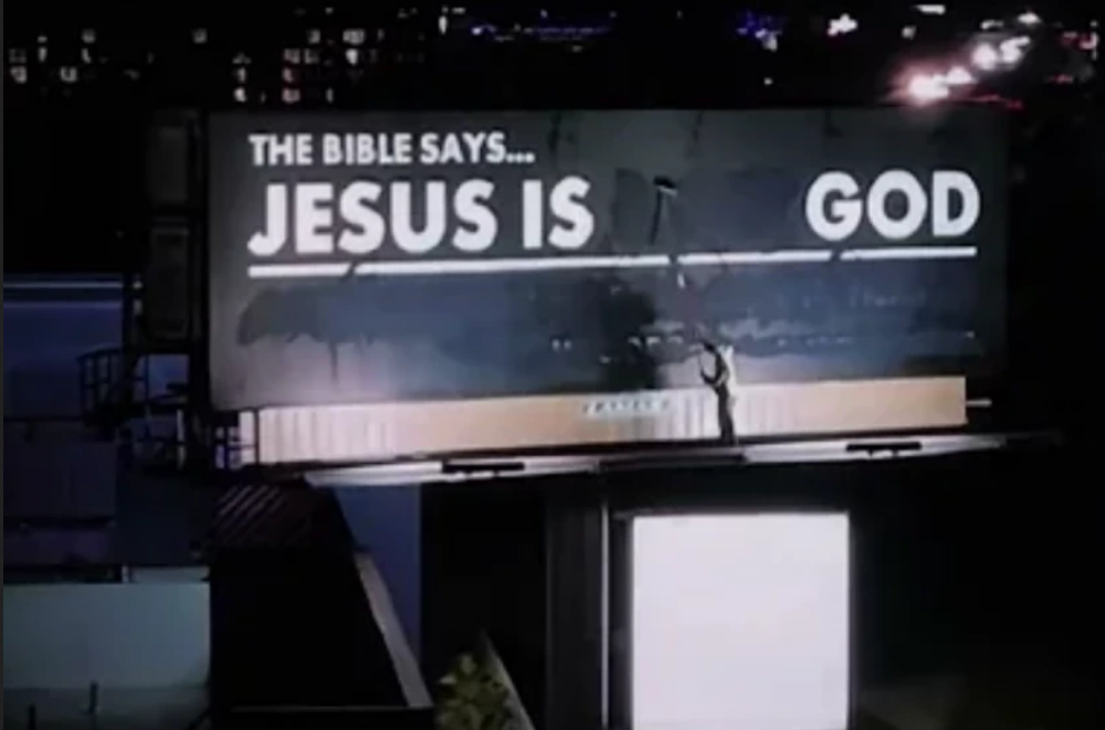 Homem pinta por cima de cartaz “Jesus Não é Deus” e transforma mensagem em “Jesus é Deus”