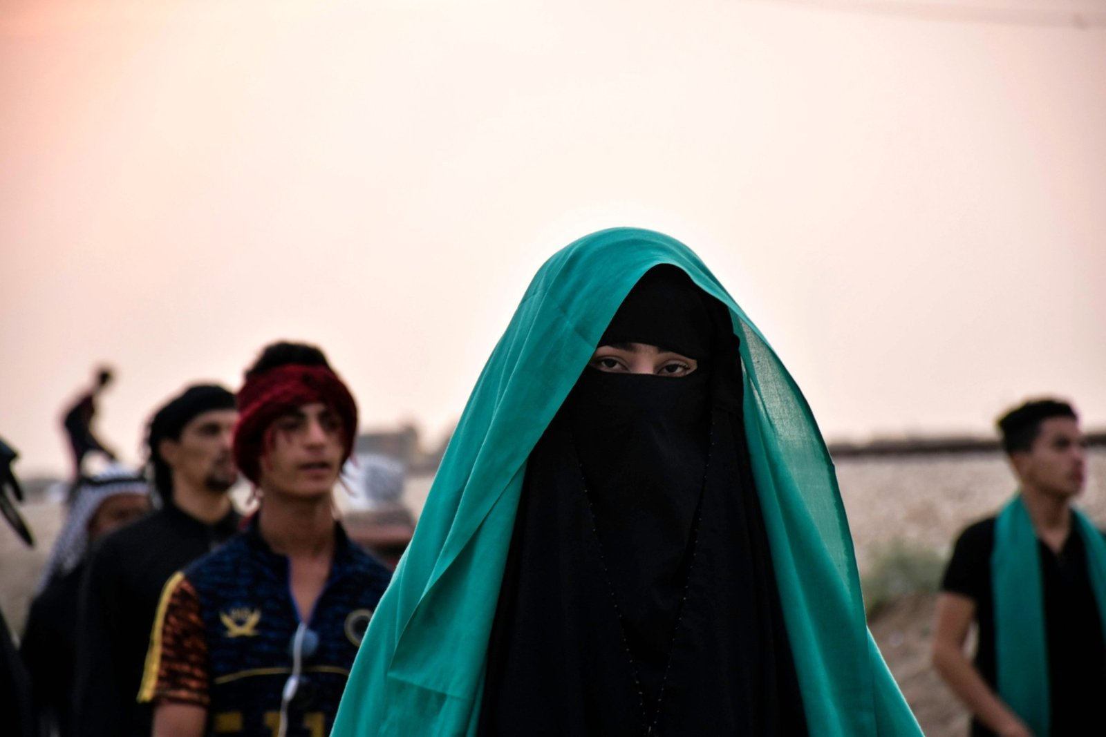 Talibã emite decreto autorizando homens a espancarem esposas no Afeganistão