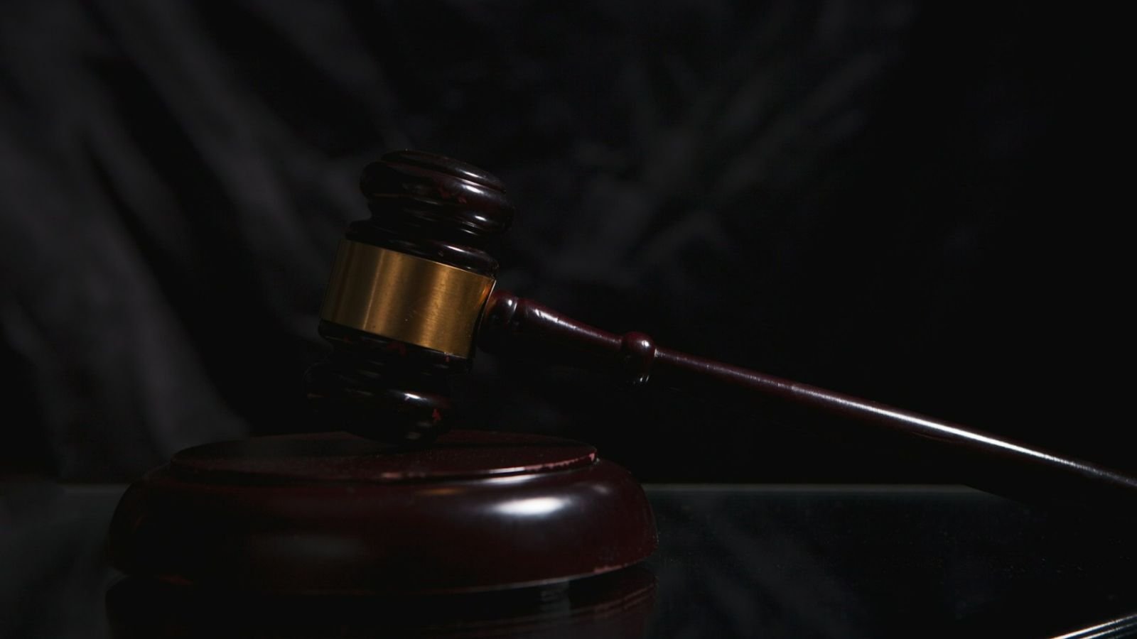 Jovem é condenado à prisão por vandalizar igreja com símbolos satânicos nos EUA